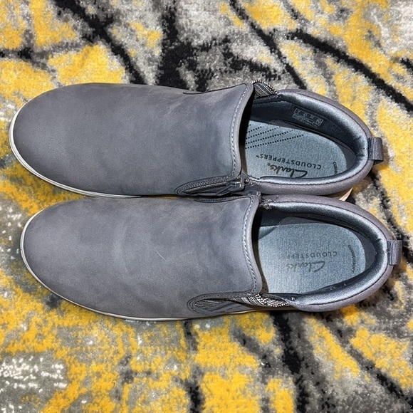 Clarks Women's Gray Ankle Faux Suede Size 9.5M - Picture 4 of 5